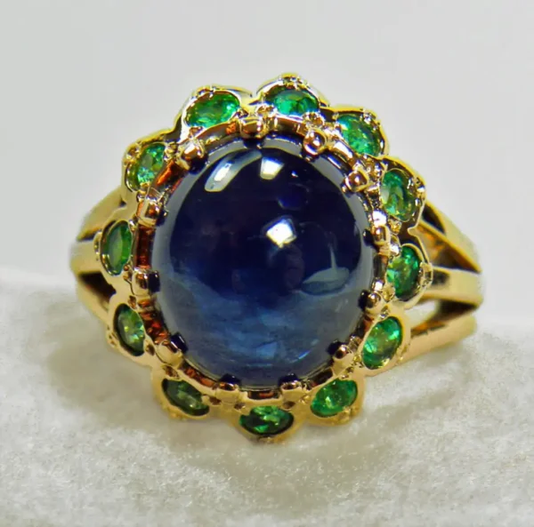 9.00 Carat Cabochon Cut Blue Sapphire Emerald Ring 18 Karat - Image 2