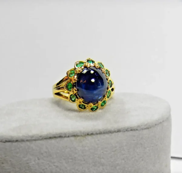 9.00 Carat Cabochon Cut Blue Sapphire Emerald Ring 18 Karat - Image 5