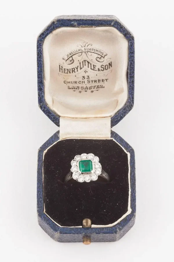 English Emerald and Diamond 18k Gold Cluster Ring, Mid 20th Century - Image 2