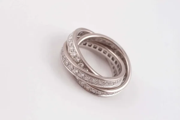 Trinity de Cartier Diamond Ring For Sale - Image 4