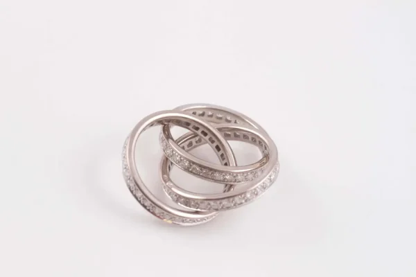Trinity de Cartier Diamond Ring For Sale - Image 8