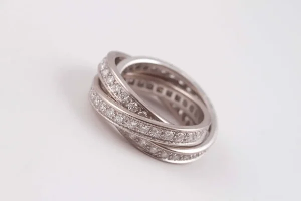 Trinity de Cartier Diamond Ring For Sale - Image 2