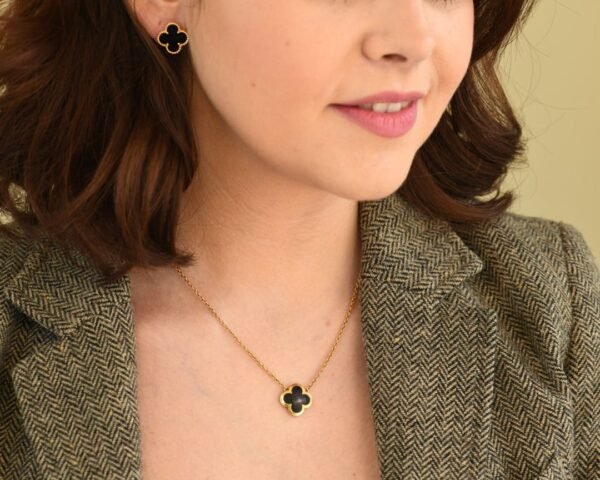 Van Cleef & Arpels Pure Alhambra Onyx Yellow Gold Pendant Necklace - Image 7